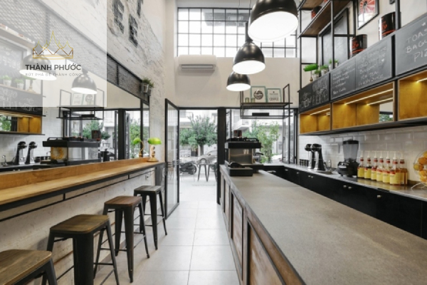 Khi thiết kế nội thất quán cafe thì bạn cần phải bố trí những khu vực quầy bar, tủ trưng bày bánh tại những vị trí trung tâm