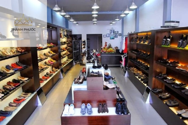 Mẫu thiết kế shop giày dép nam ấn tượng với tông màu trầm