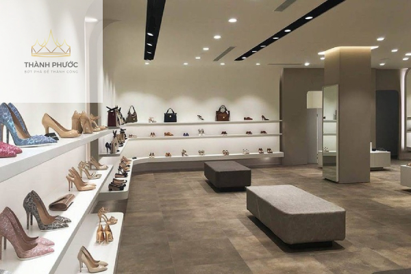 Phong cách thiết kế shop giày nữ Baroque sang trọng thích hợp với đối tượng khách hàng cao cấp
