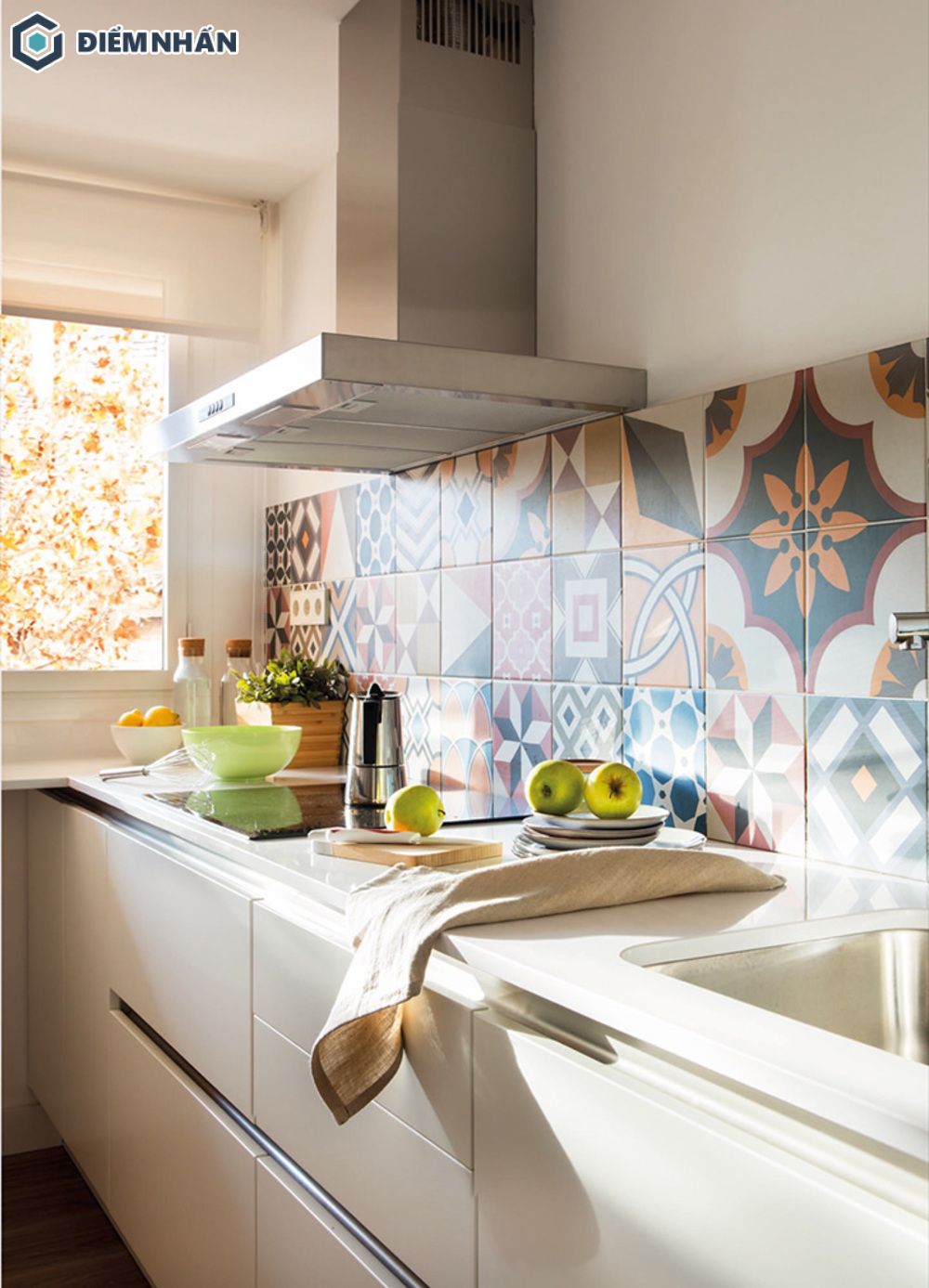 Gạch hoa ốp tường tạo điểm nhấn giúp khu bếp trở nên thu hút hơn