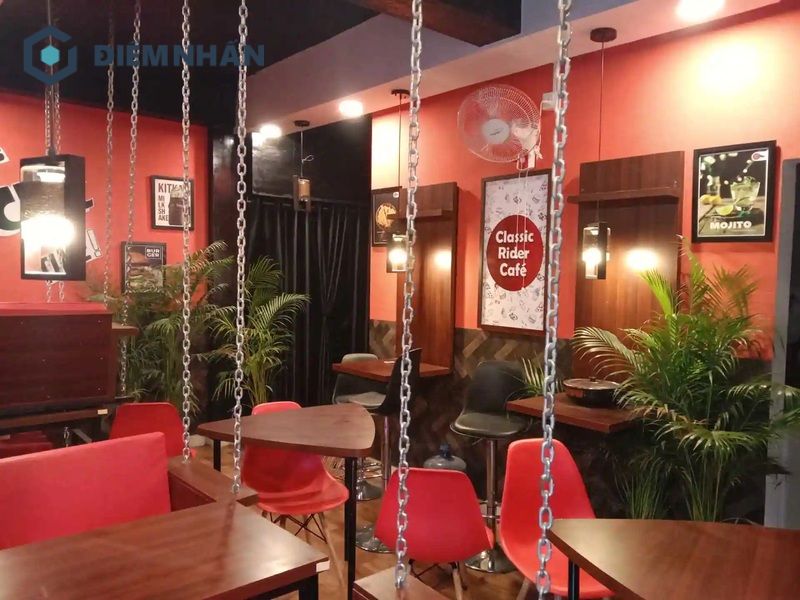 Có thể sử dụng những màu mạnh chẳng hạn như màu đỏ để trang trí quán cà phê cổ điển