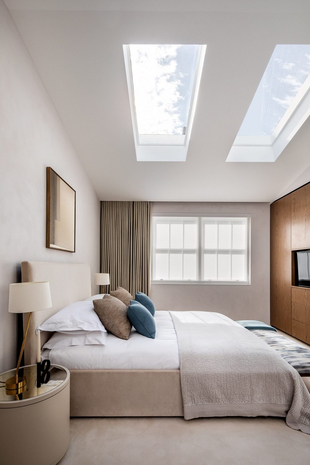 Phòng ngủ phong cách tối giản có cảm giác ấm cúng nhờ kết hợp các chất liệu vải khác nhau