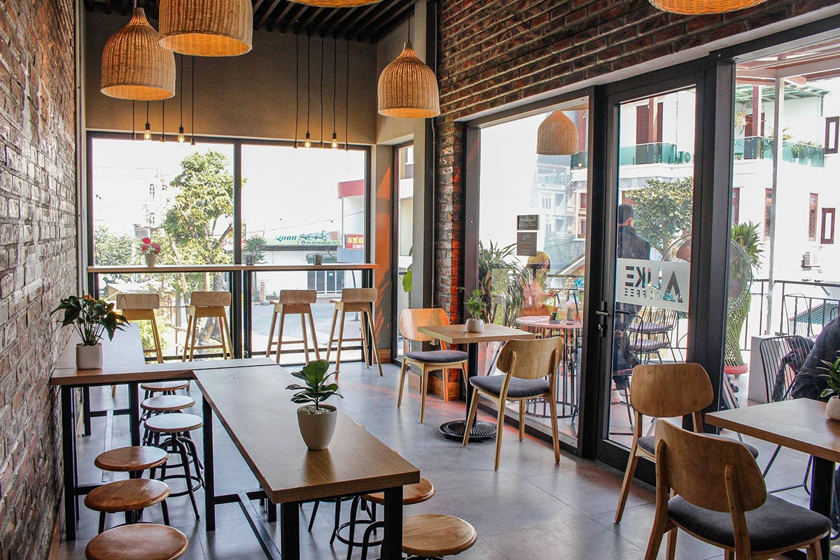 Mẫu thiết kế nội thất quán cafe sử dụng cửa làm điểm nhấn, giúp không gian quán thoáng rộng hơn